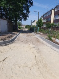 Работы по благоустройство дворовых территорий продолжаются. Работы по благоустройство дворовых территорий продолжаются.